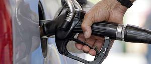 Die hohen Benzinpreise gefährden nach Ansicht des Präsidenten des Deutschen Industrie- und Handelskammertages (DIHK), Hans Heinrich Driftmann, das Wirtschaftswachstum in Deutschland. "Bei zwei Euro an der Preistafel fängt die Konjunktur an zu knirschen."