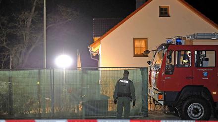 Bei den im Garten verscharrten Toten handelt es sich vermutlich um den 60 Jahre alten Hausbesitzer und seine 54 Jahre alte Ehefrau, wie ein Sprecher der Polizei sagte.