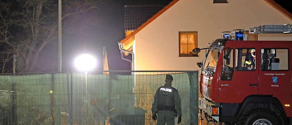Bei den im Garten verscharrten Toten handelt es sich vermutlich um den 60 Jahre alten Hausbesitzer und seine 54 Jahre alte Ehefrau, wie ein Sprecher der Polizei sagte.