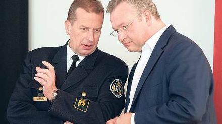 Mehr als 287 000 Mal rückte die Feuerwehr im vergangenen Jahr aus. Die Berliner zeigten eine besondere Neigung, den Notruf 112 auch aus nichtigen Anlässen zu alarmieren, meint Landesbranddirektor Wilfried Gräfing (links), der die Feuerwehr-Statistik am Freitag gemeinsam mit Innensenator Frank Henkel (CDU) vorstellte. 
