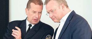 Mehr als 287 000 Mal rückte die Feuerwehr im vergangenen Jahr aus. Die Berliner zeigten eine besondere Neigung, den Notruf 112 auch aus nichtigen Anlässen zu alarmieren, meint Landesbranddirektor Wilfried Gräfing (links), der die Feuerwehr-Statistik am Freitag gemeinsam mit Innensenator Frank Henkel (CDU) vorstellte.