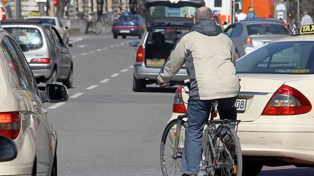 Radfahrer leben gefährlich im Straßenverkehr.