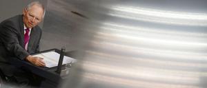 Das geplante Steuerabkommen mit der Schweiz sorgt in Deutschland für Zoff. Die SPD nennt es angesichts der Haftbefehle gegen deutsche Steuerfahnder obsolet - und attackiert Minister Schäuble. Das SPD- geführte NRW-Finanzministerium will auch künftig Steuer-CDs kaufen.