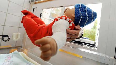 Mit einer Babypuppe wird das Ablegen eines Kindes in einer Babyklappe simuliert.