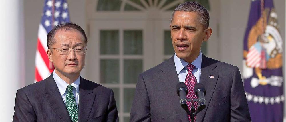 US-Präsident Obama (r.) präsentiert seinen Weltbank-Kandidaten Kim der Presse.