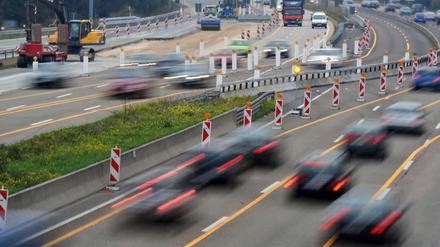 Noch dürfen deutsche Autofahrer vielerorts das Gaspedal unbegrenzt durchdrücken. In NRW könnte sich das nach den Wahlen ändern. 