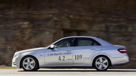 Die E-Klasse mit Diesel-Hybrid soll sich mit 4,2 Litern auf 100 Kilometer begnügen.