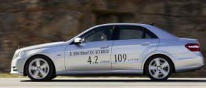 Die E-Klasse mit Diesel-Hybrid soll sich mit 4,2 Litern auf 100 Kilometer begnügen.