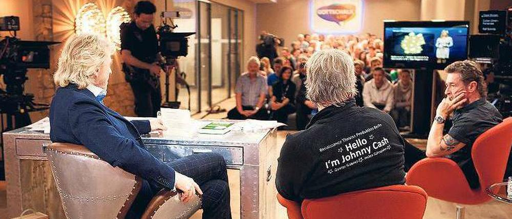 Aussichten. Schaut Thomas Gottschalk (links) geradeaus, dann schaut er ins Publikum. Sieht er nach rechts, dann sieht er seine Gäste Gunter Gabriel (Mitte) und Peter Maffay.
