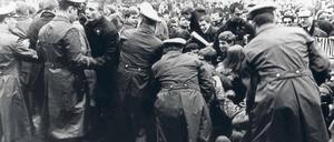 Vor dem Berliner Amerikahaus. Demo gegen den Vietnamkrieg (1966). Foto: p-a/akg-images