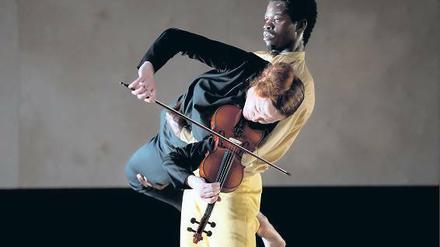 Ohne Bodenkontakt. Der Tänzer Edivaldo Ernesto und die Geigerin Carolin Widmann. Foto: dapd