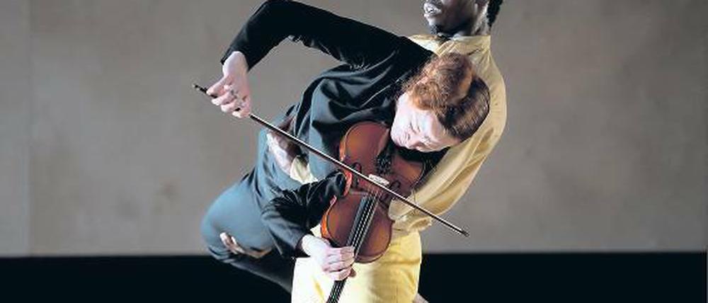 Ohne Bodenkontakt. Der Tänzer Edivaldo Ernesto und die Geigerin Carolin Widmann. Foto: dapd