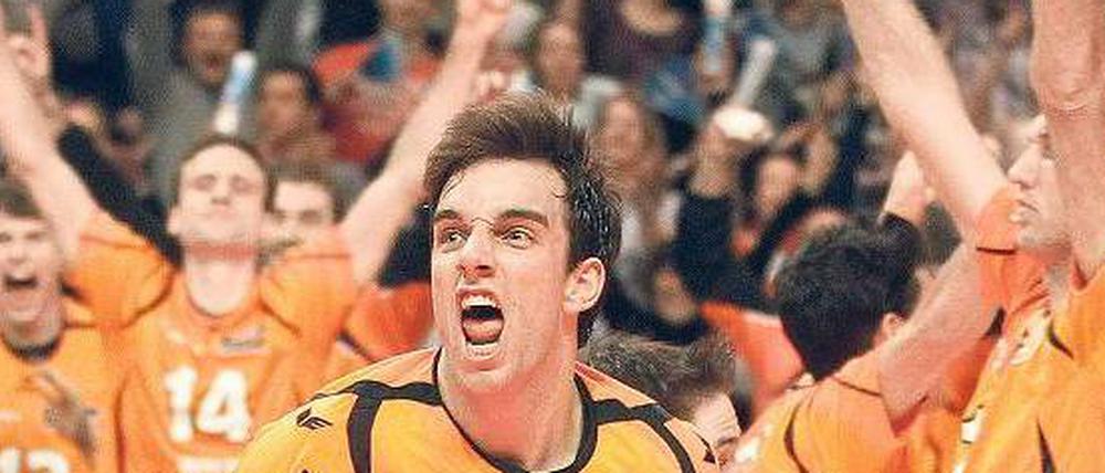 Lust auf mehr. Die Spieler der Berlin Volleys, hier Björn Höhne, haben die erste Meisterschaft seit 2004 vor Augen. Damals hieß der Klub noch SC Charlottenburg. 