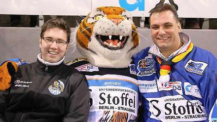 Peter Saller, Fanbeauftragter der Straubing Tigers, bei der Arbeit.