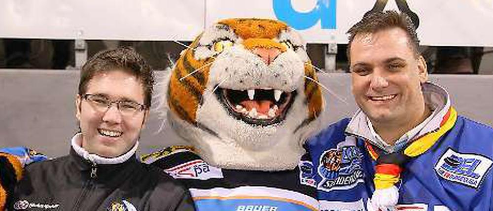 Peter Saller, Fanbeauftragter der Straubing Tigers, bei der Arbeit.