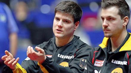 Dimitrij Ovtcharov (links) und Timo Boll bei der Ursachenforschung nach dem 0:3 gegen China.