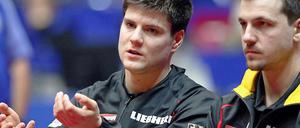 Dimitrij Ovtcharov (links) und Timo Boll bei der Ursachenforschung nach dem 0:3 gegen China.