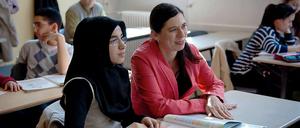 Bildungssenatorin Sandra Scheeres (SPD) mit Schülern im Robert-Koch-Gymnasium in Kreuzberg