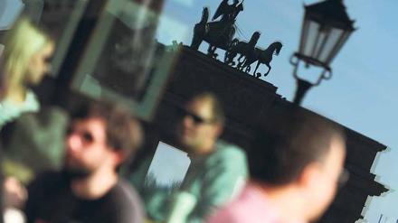 Macht mal blau. Wer kann, sollte den Tag heute nutzen: Ob im Café am Brandenburger Tor, im Biergarten am Wannsee oder auf der Wiese im Tiergarten – Hauptsache draußen. Erwartet werden wieder satte 20 Grad. Das ist für Mitte März rekordverdächtig. Foto: dpa