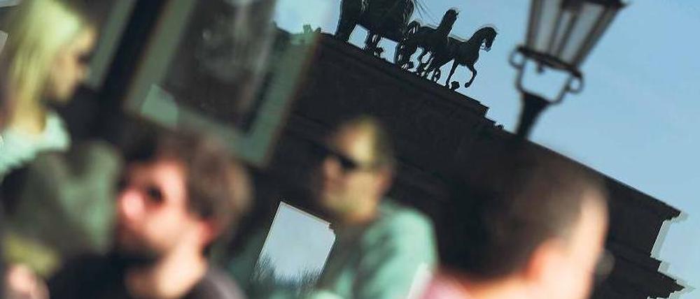 Macht mal blau. Wer kann, sollte den Tag heute nutzen: Ob im Café am Brandenburger Tor, im Biergarten am Wannsee oder auf der Wiese im Tiergarten – Hauptsache draußen. Erwartet werden wieder satte 20 Grad. Das ist für Mitte März rekordverdächtig. Foto: dpa