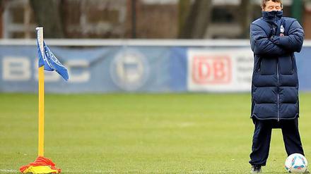 Otto Rehhagel steht mit Hertha am Rande des Abgrunds, aber noch ist Rettung möglich.