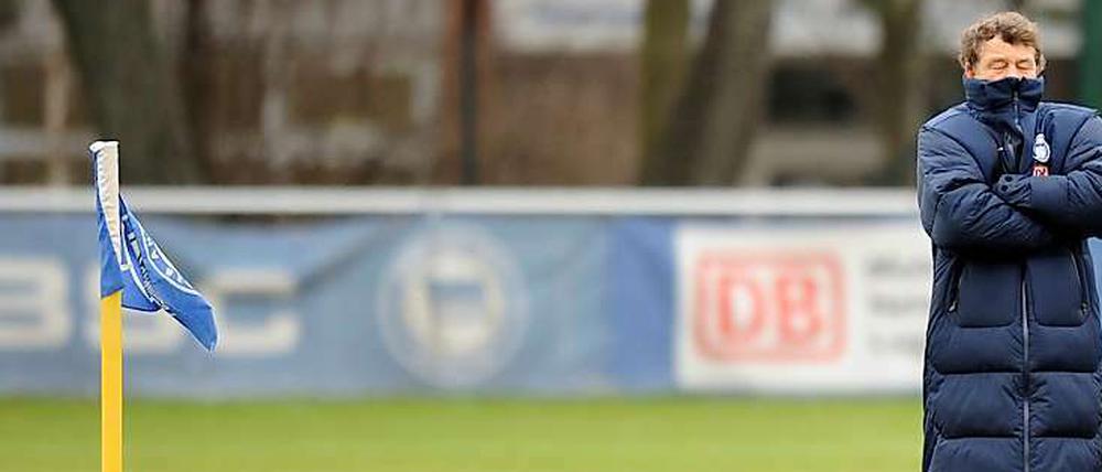 Otto Rehhagel steht mit Hertha am Rande des Abgrunds, aber noch ist Rettung möglich.