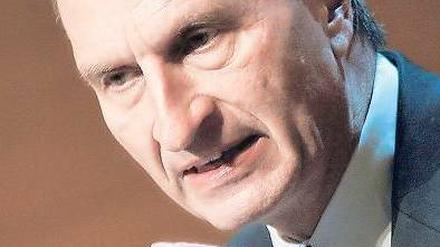 Der Stromer. Günther Oettinger (58) muss die deutsche Energiewende mit den Nachbarn in Europa abstimmen. Das ist nicht leicht, viele Länder halten an der Atomkraft fest. Foto: dapd