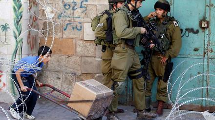 Immer wieder beklagen sich auch israelische Reservisten über die Hebron-Siedler. Eigentlich sind die Soldaten zu deren Schutz abgestellt, doch oft müssen sie stattdessen die Palästinenser schützen und werden von den Siedlern dafür verachtet und bekämpft.