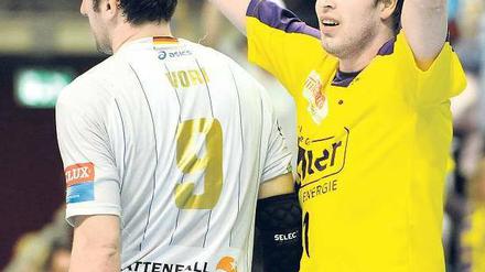 Vorsprung für eine Woche. Füchse-Profi Mark Bult darf bis zum kommenden Sonntag jubeln, dann empfangen die Hamburger um Igor Vori die Berliner zum Rückspiel. Foto: dpa