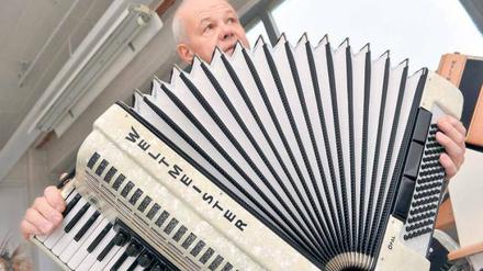 Preiswürdig. Bernd Zabel präsentiert in der Harmona GmbH, dass es dieses schöne Stück im wahrsten Sinne des Wortes in sich hat. Fotos: Volkmar Heinz