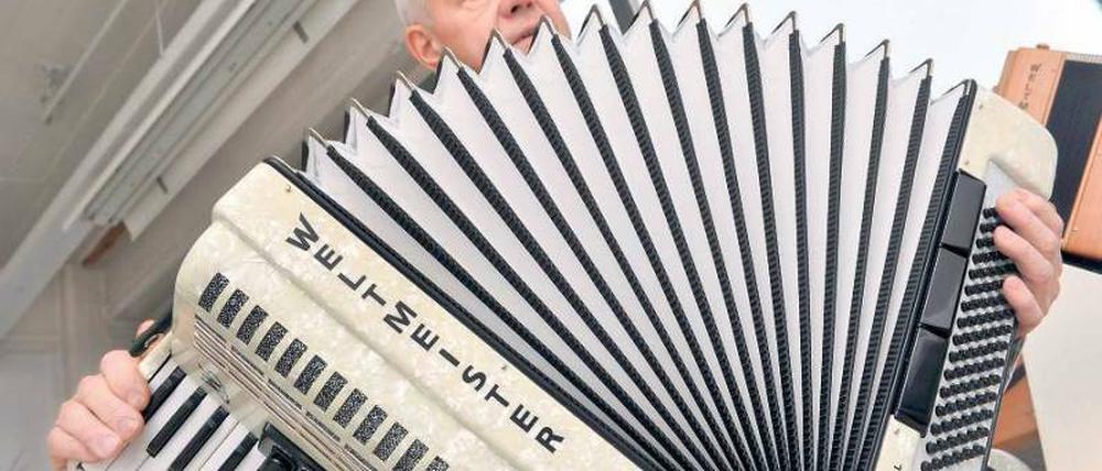 Preiswürdig. Bernd Zabel präsentiert in der Harmona GmbH, dass es dieses schöne Stück im wahrsten Sinne des Wortes in sich hat. Fotos: Volkmar Heinz