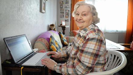 Im Netz. Helga Aulich, 80, ist seit einem Jahr online. Ihr Sohn hat ihr einen Laptop geschenkt. Im Internet begleicht sie Rechnungen, spielt Lotto und guckt die bewegendsten Momente aus ihren Lieblingssendungen noch einmal. Und sie hat zehn Freunde bei Facebook.