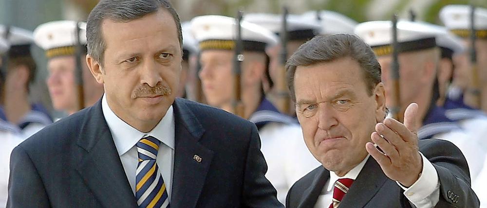 Mit militärischen und sonstigen Ehren. Als er noch Kanzler war, empfing Gerhard Schröder den türkischen Ministerpräsidenten mit den für Staatsgäste angemessenen Respektbezeugungen. Zu der nun geplanten Laudatio verpflichtet ihn kein Protokoll.