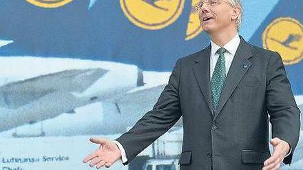 Spare in der Zeit, dann hast du in der Not. Trotz akzeptabler Ergebnisse im Jahr 2011 will die Lufthansa in absehbarer Zeit Stellen streichen. Christoph Franz erklärt, wieso. Foto: dpa
