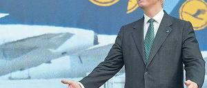 Spare in der Zeit, dann hast du in der Not. Trotz akzeptabler Ergebnisse im Jahr 2011 will die Lufthansa in absehbarer Zeit Stellen streichen. Christoph Franz erklärt, wieso. Foto: dpa