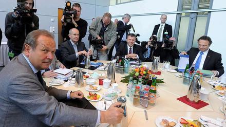 Für die Kameras: Verdi-Chef Bsirske (l.) und Innenminister Friedrich (r.) vor Beginn der Verhandlungen in Potsdam.