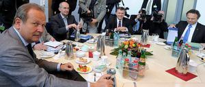 Für die Kameras: Verdi-Chef Bsirske (l.) und Innenminister Friedrich (r.) vor Beginn der Verhandlungen in Potsdam.
