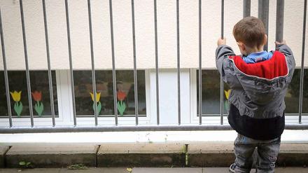 Nach einer repräsentativen Forsa-Umfrage rutscht rund der Hälfte der Eltern in Deutschland bei der Erziehung noch immer die Hand aus.