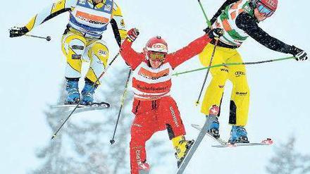 Rasen, drängeln, springen. Das macht den Reiz des Skicross aus. Ganz links Nick Zoricic bei einem Rennen Ende Februar in Bischofswiesen. Foto: dapd