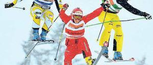 Rasen, drängeln, springen. Das macht den Reiz des Skicross aus. Ganz links Nick Zoricic bei einem Rennen Ende Februar in Bischofswiesen. Foto: dapd