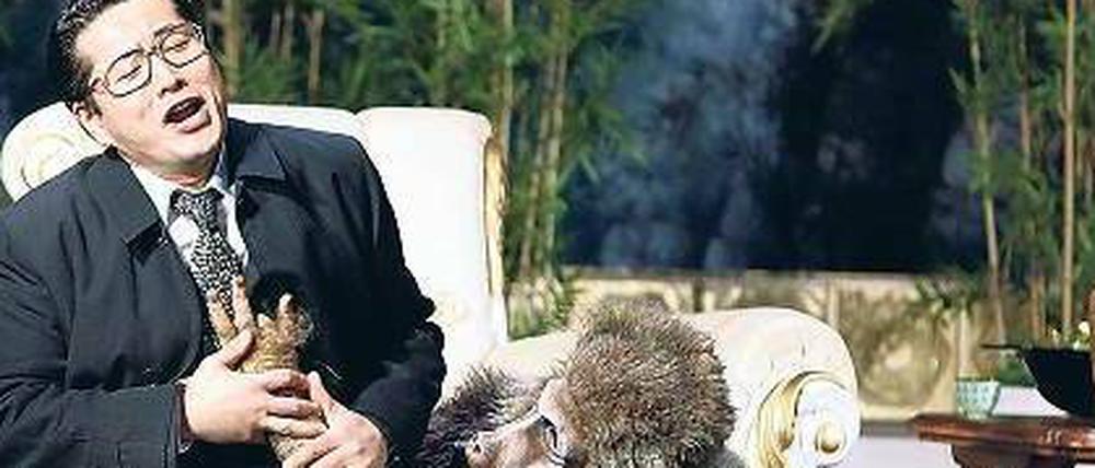 Affenliebe. Sung-Keun Park gibt den sentimentalen Kronprinzen. Foto: Bresadola/Drama