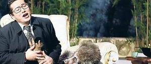 Affenliebe. Sung-Keun Park gibt den sentimentalen Kronprinzen. Foto: Bresadola/Drama