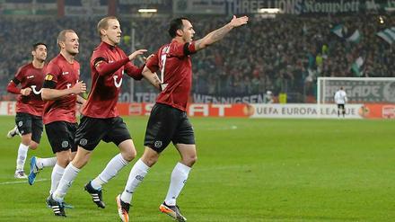 Hannovers Spieler bejubeln in dieser Szene das 2:0, später dann den Einzug ins Viertelfinale der Europa League.