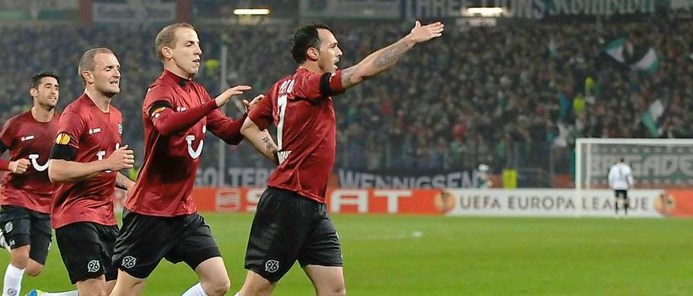 Hannovers Spieler bejubeln in dieser Szene das 2:0, später dann den Einzug ins Viertelfinale der Europa League.