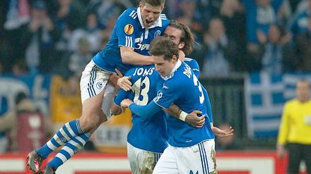 Jermaine Jones (mi.) freut sich mit Klaas Jan Huntelaar (li.) und Julian Draxler über den Treffer zum 3:1.