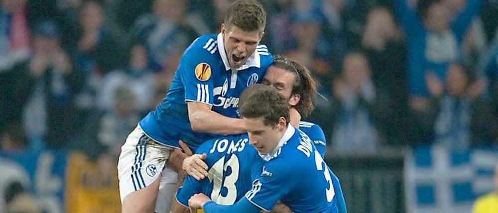 Jermaine Jones (mi.) freut sich mit Klaas Jan Huntelaar (li.) und Julian Draxler über den Treffer zum 3:1.