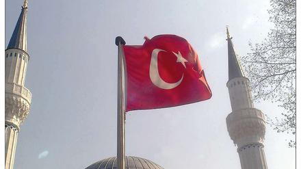 Adressat. An die Sehitlik-Moschee am Columbiadamm in Neukölln schickten Rechtsextremisten einen Drohbrief. Ein Schreiben gleichen Wortlauts erreichte auch die Jüdische Gemeinde.
