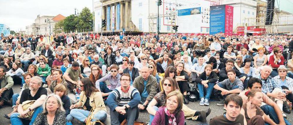 Staatsoper für alle. Sinfoniekonzert Unter den Linden. Wer wird das künftig bezahlen? Foto: Breuel-Bild/Juri Reetz