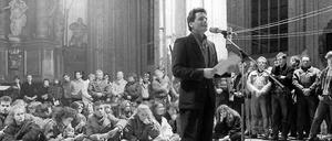Joachim Gauck ist evangelischer Theologe und genießt hohes Ansehen in der Kirche.