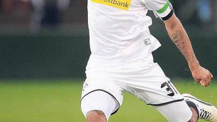 Ganz in Weiß. Nach der Saison wird Dante in anderen Trikots auflaufen. Foto: dapd